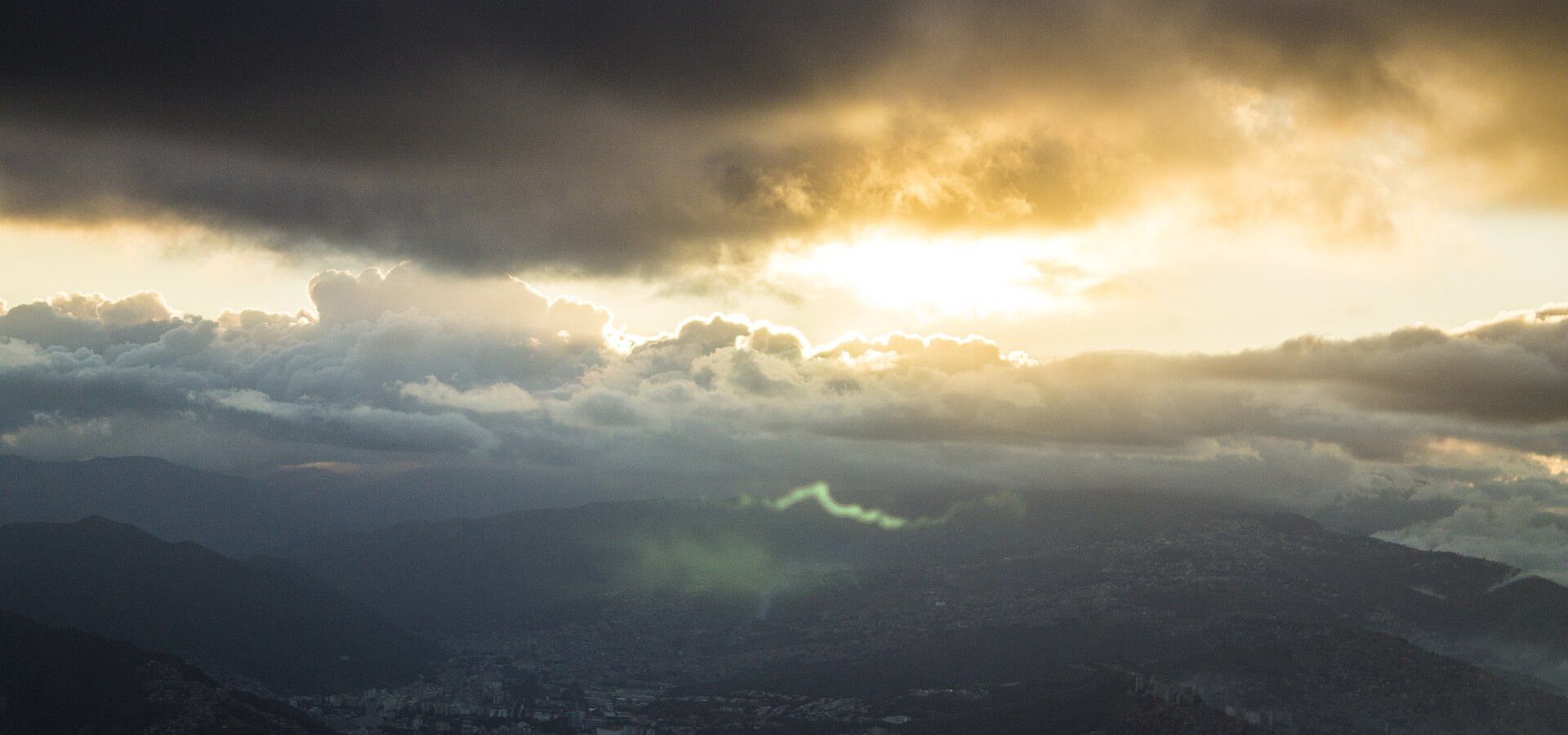 Atardecer dorado sobre El Ávila, Caracas